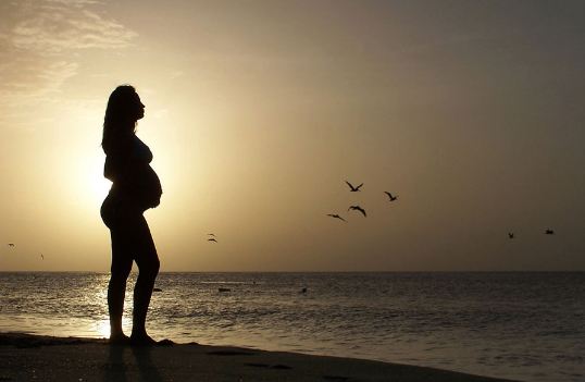 Son muchas las mujeres que buscan ser madres y no logran concebir, sin embargo, existe un abanico de posibilidades disponibles para tratar las causas de infertilidad en la mujer e incrementar su probabilidad de ser madre, tal es el caso de los tratamientos para fertilidad femenina, así que no te asustes.